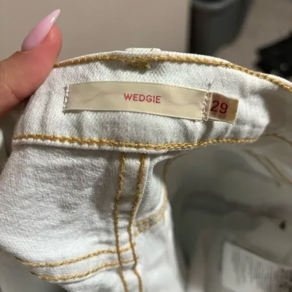 Levi’s Wedgie Icon Fit Denim in Faint Hearted- Size 29 - Picture 8 of 10